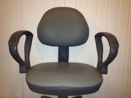 Перетянутое кожей кресло 