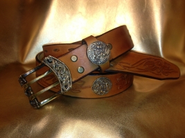 Ремень мужской. Литые пряжка и украшения, тиснение на коже.
Проект в разработке.
